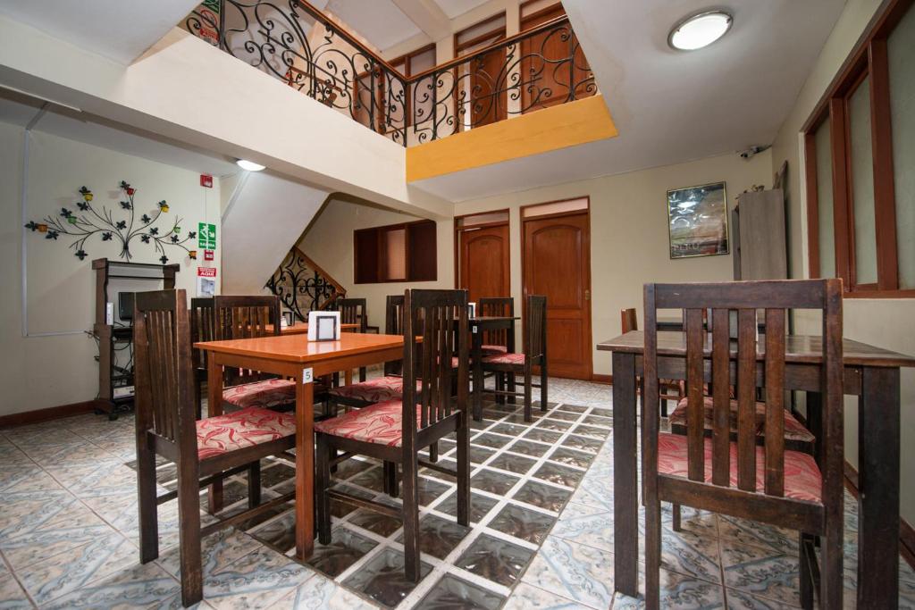 uma sala de jantar com mesa e cadeiras em Ayenda Posada Inn em Cusco
