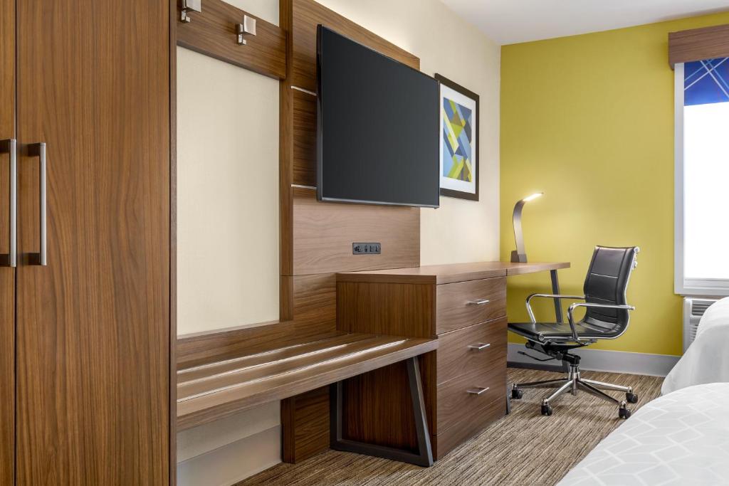 TV a/nebo společenská místnost v ubytování Holiday Inn Express & Suites Philadelphia - Mt Laurel by IHG