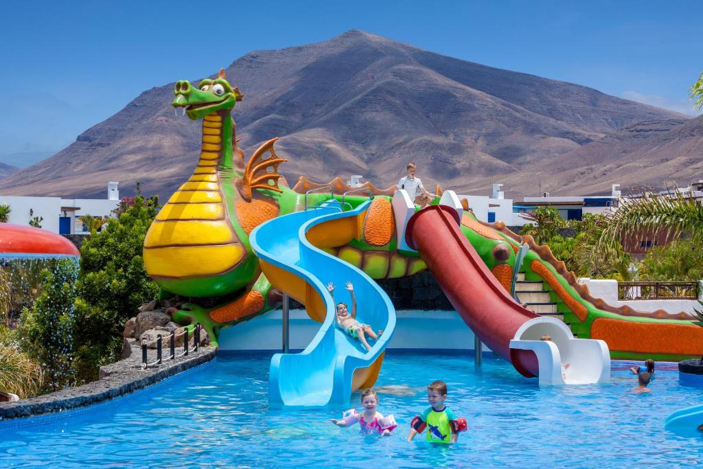 Bazén v ubytování Gran Castillo Tagoro Family & Fun Playa Blanca nebo v jeho okolí