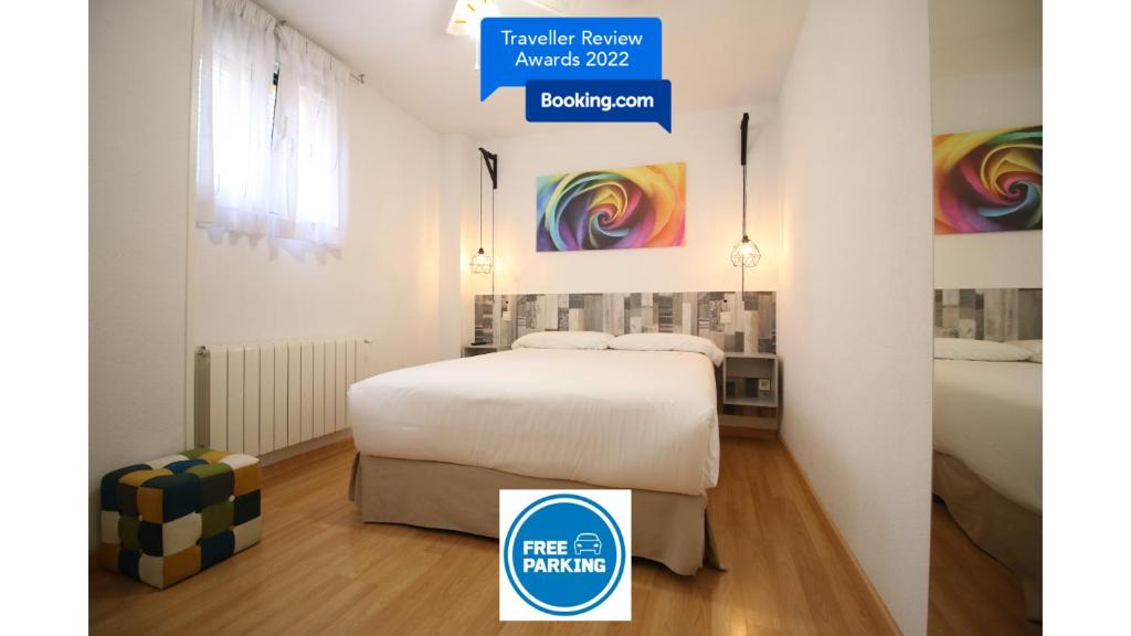 un dormitorio con una cama y una señal que lee el surgimiento de promesas en Aralso Santa Isabel, en Segovia