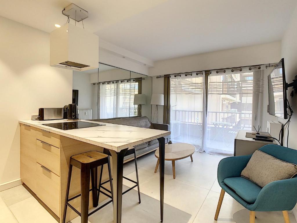 cocina con mesa y sillas en una habitación en Majestic Apartment, en Cannes