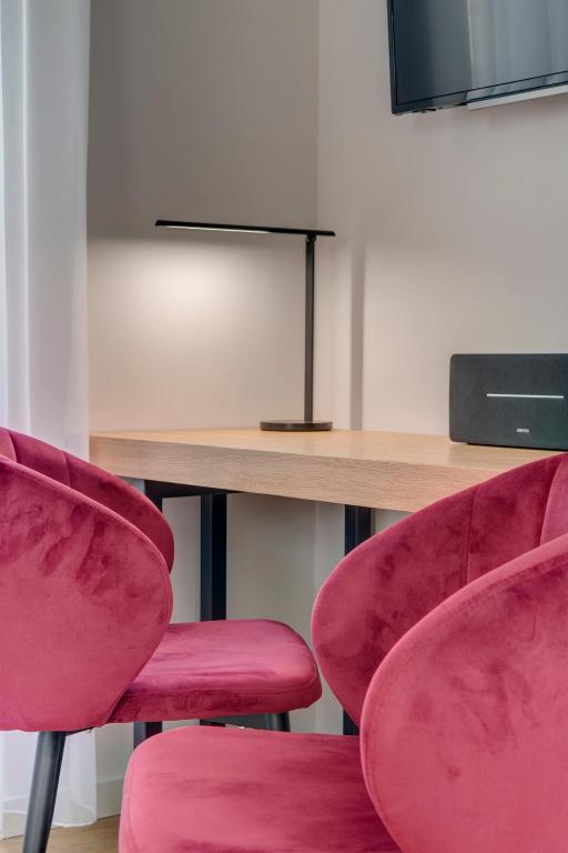 Televízia a/alebo spoločenská miestnosť v ubytovaní Times Elegant Rooms