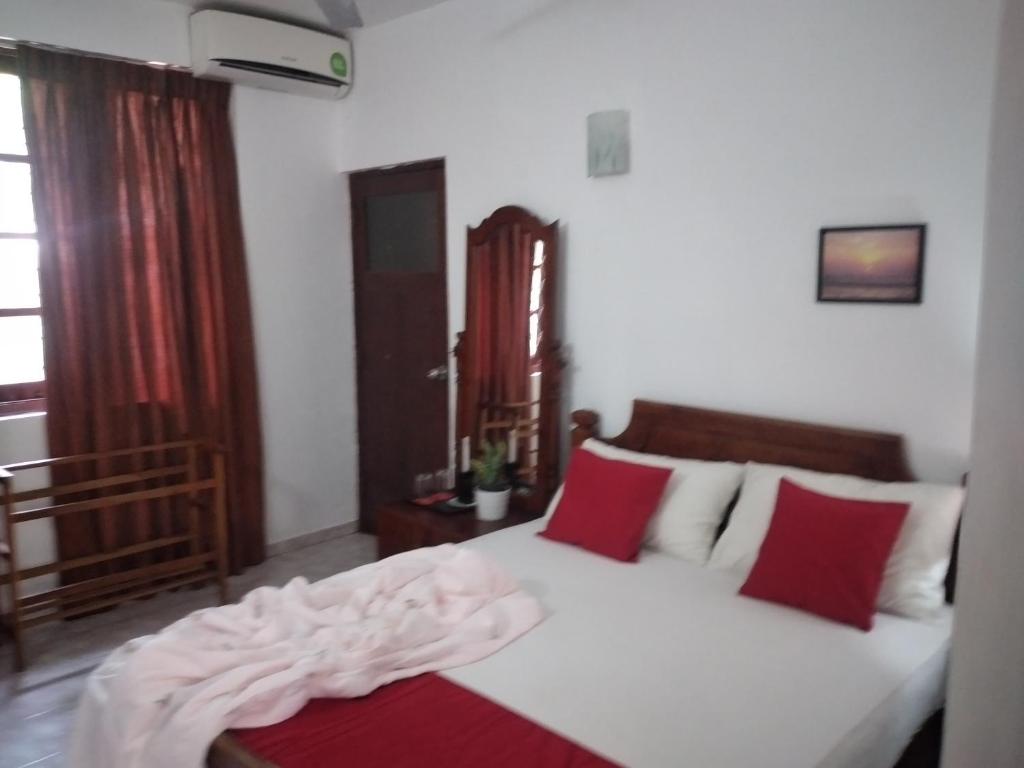 Postel nebo postele na pokoji v ubytování Kuma Beach side Villa