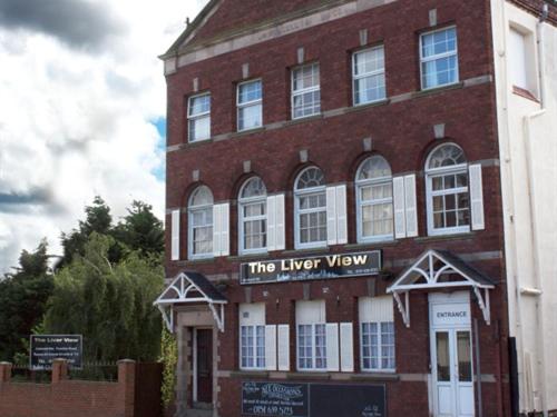 ein Backsteingebäude mit einem Schild, das die Leberwege liest in der Unterkunft The Liver View in Birkenhead