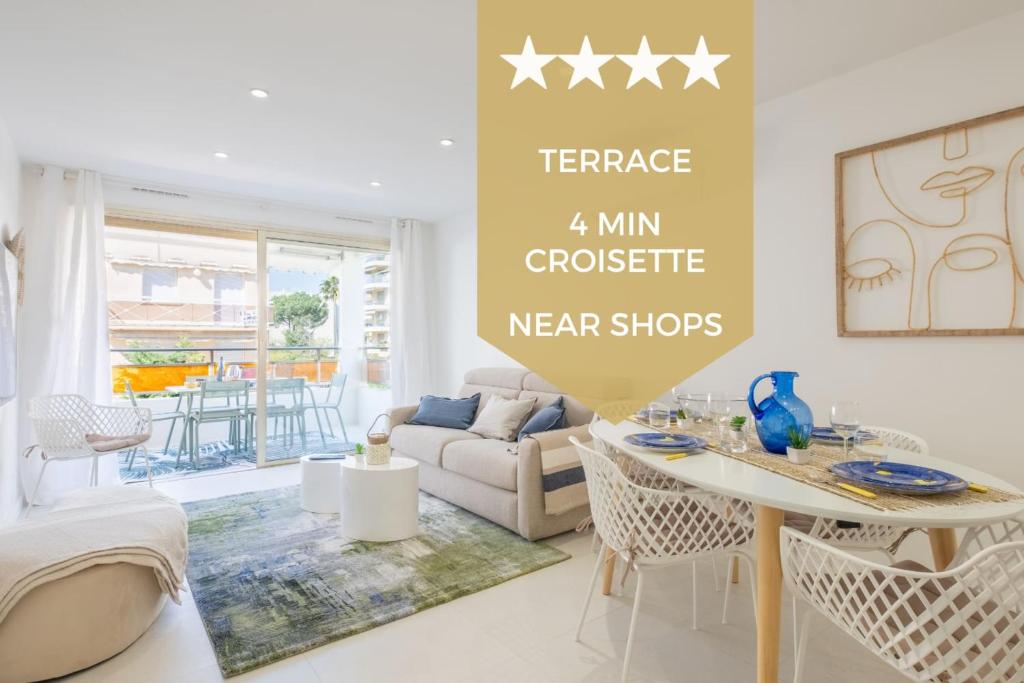 un salon avec une table et un canapé dans l'établissement Stylish 2-Br Apartment Steps from the Croisette, à Cannes