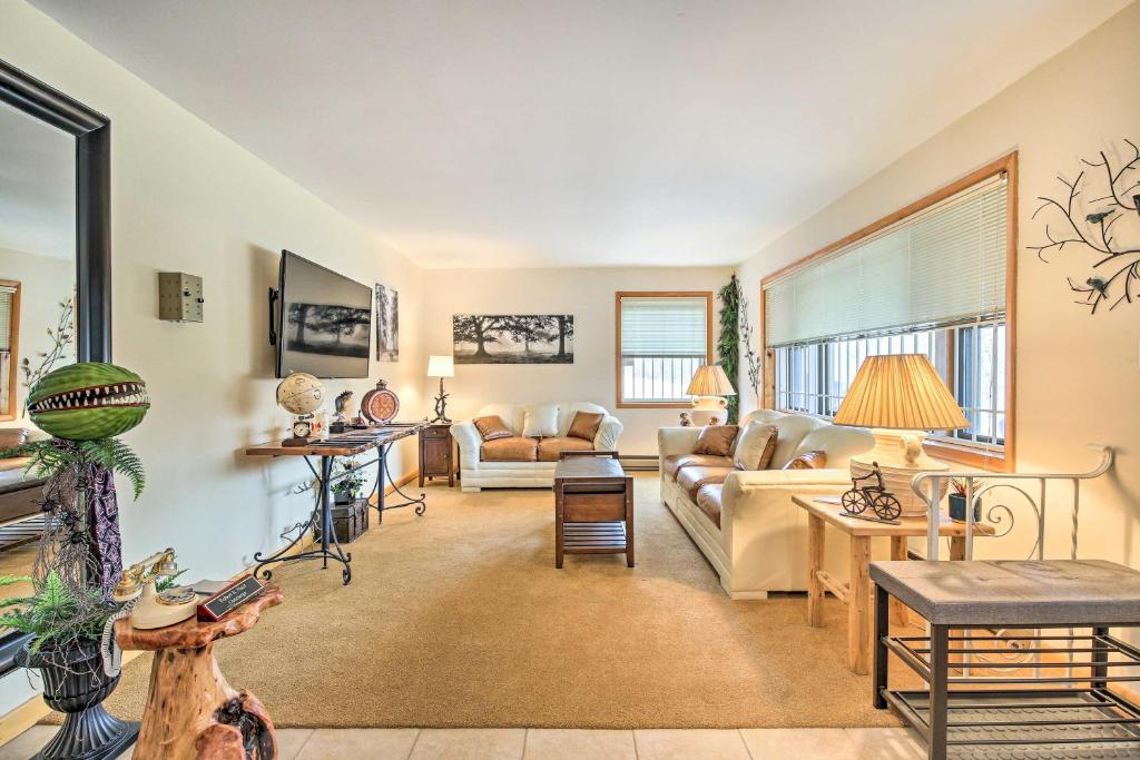 Posezení v ubytování Haines Falls Getaway with Catskill Mtn Views!