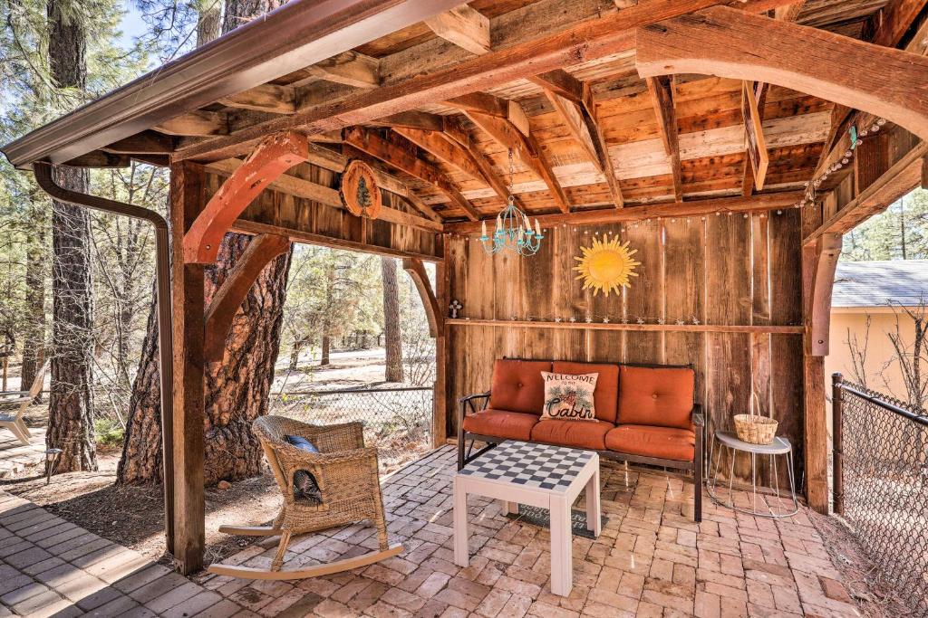 Pet-Friendly Cabin 2 Mi to Pine Trailhead!