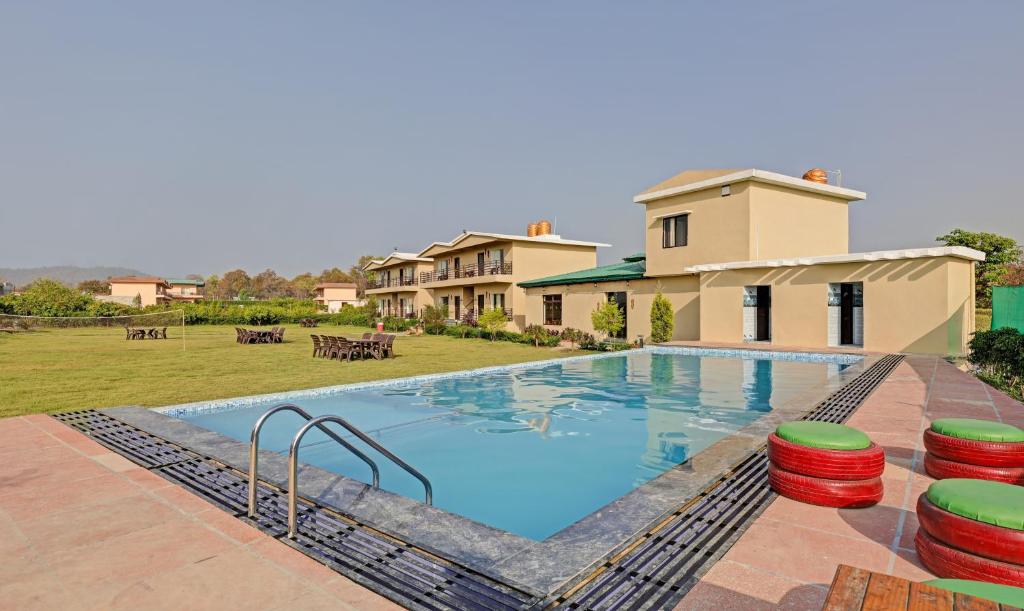 Swimmingpoolen hos eller tæt på Treebo Trend Kaira Resort With Pool View 5 Km From Jim Corbett Jungle Safari