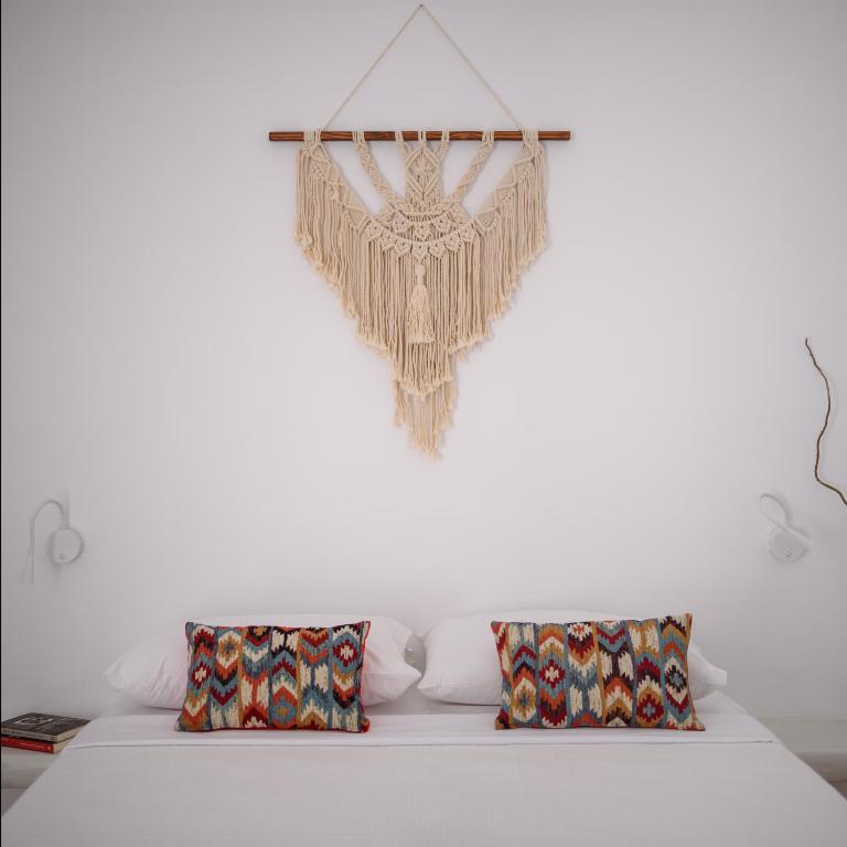 Postel nebo postele na pokoji v ubytování Cal Day Rooms Santorini