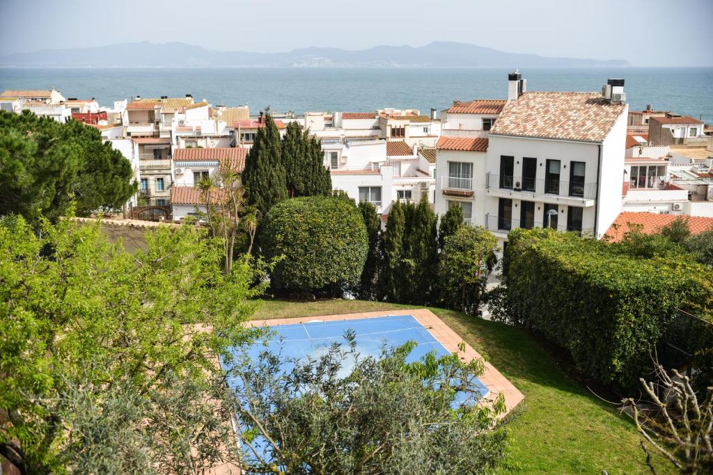 une villa avec une piscine en face d'une ville dans l'établissement L'Escala Vista Mar, à Ampurias