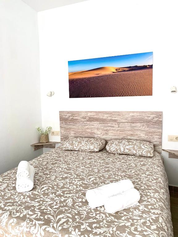 Un dormitorio con una cama con dos toallas blancas encima. en Apartamento Andalucia, en Tarifa