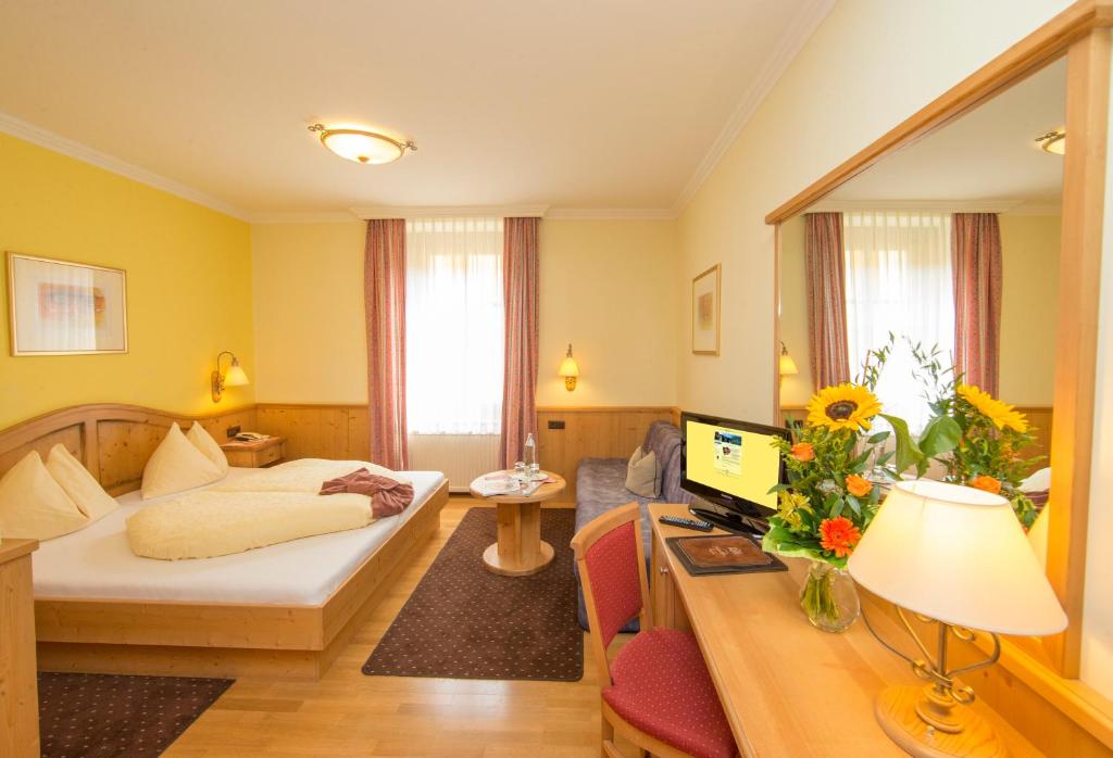 Televízia a/alebo spoločenská miestnosť v ubytovaní Hotel Lebzelter