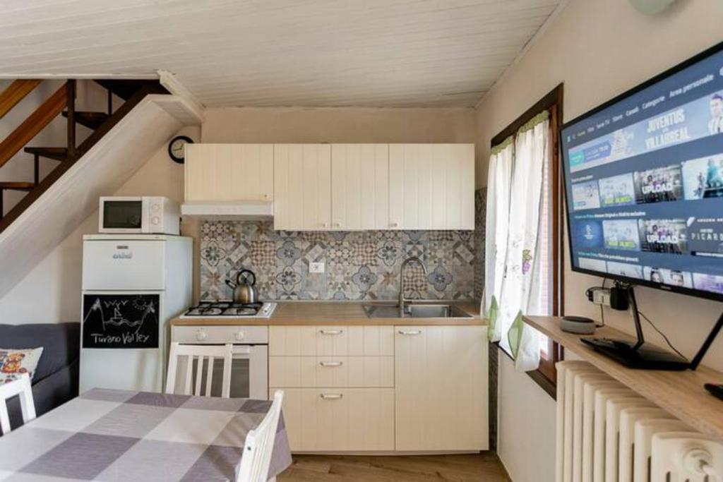 Kuchyňa alebo kuchynka v ubytovaní CASA CON TERRAZZI - 6posti 2stanze 2bagni - LAKEHOLIDAY IT