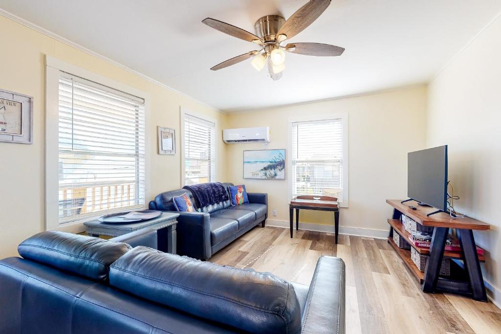 TV a/nebo společenská místnost v ubytování Beach to Bay Getaway