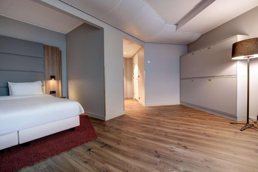 
Family Room (2 Adults + 2 Children)
