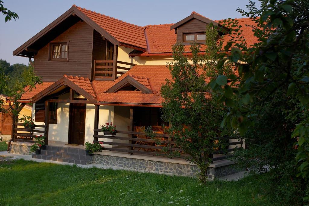 a house with an orange roof at Casuta cu prieteni in Cornu de Jos