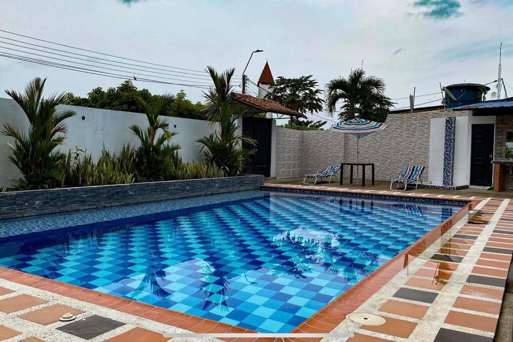 una gran piscina con azulejos azules. en Aguamarina Inn - Casa de descanso con piscina - Tauramena Casanare en Tauramena