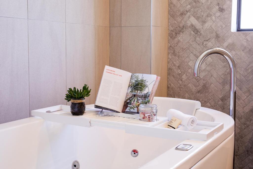 Ein Badezimmer in der Unterkunft Camden Valley Inn