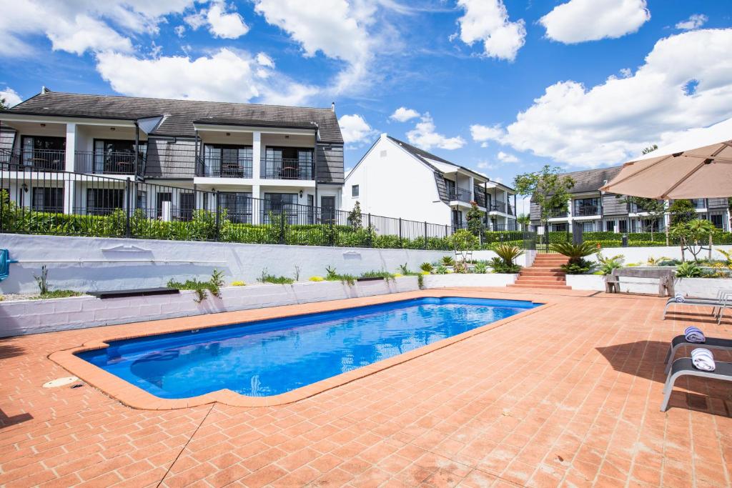 Der Swimmingpool an oder in der Nähe von Camden Valley Inn
