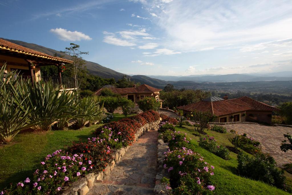 een tuin met bloemen aan de zijkant van een huis bij Casas La Primavera in Villa de Leyva