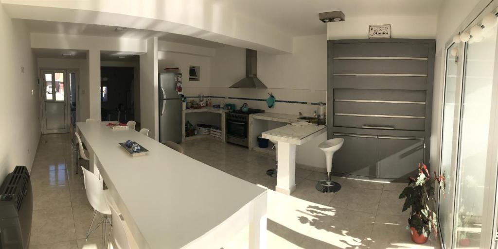 een grote keuken met een aanrecht en een koelkast bij Leams in Playa Unión