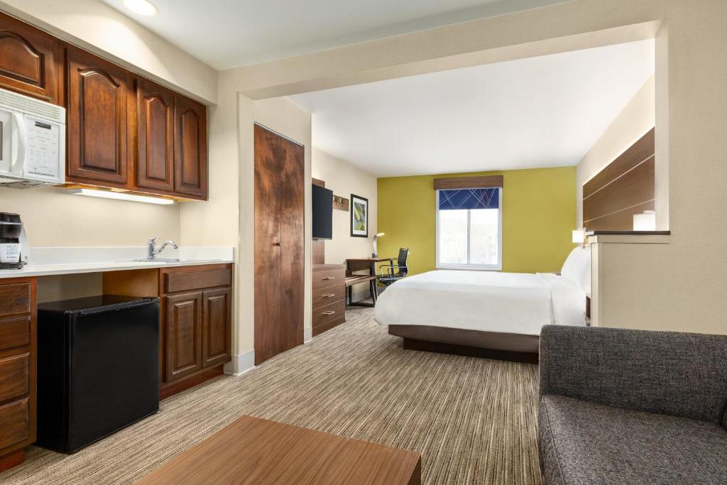 Kuchyň nebo kuchyňský kout v ubytování Holiday Inn Express & Suites Philadelphia - Mt Laurel by IHG
