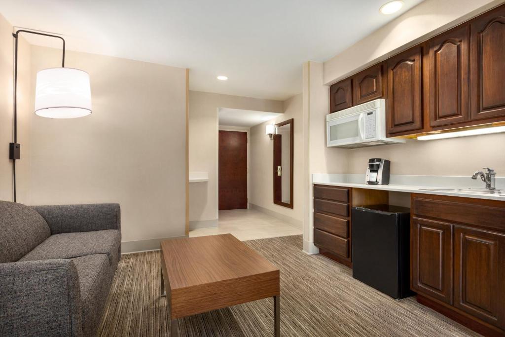 Kuchyň nebo kuchyňský kout v ubytování Holiday Inn Express & Suites Philadelphia - Mt Laurel by IHG