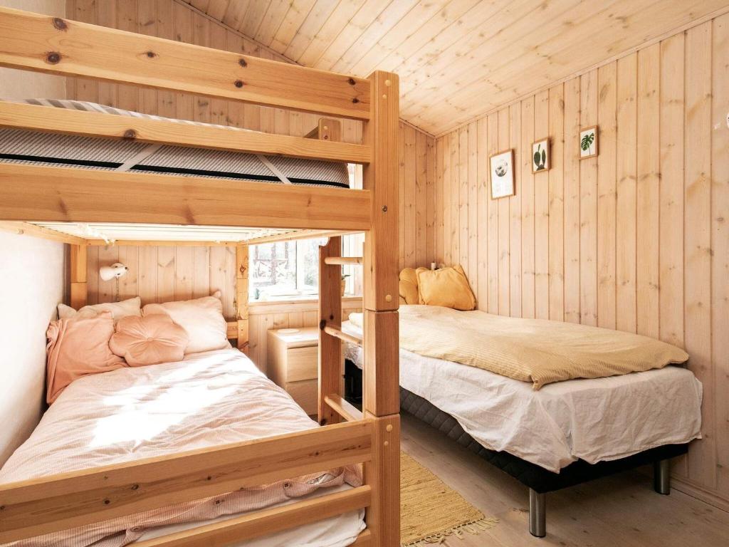 Bunk bed o mga bunk bed sa kuwarto sa 10 person holiday home in lb k