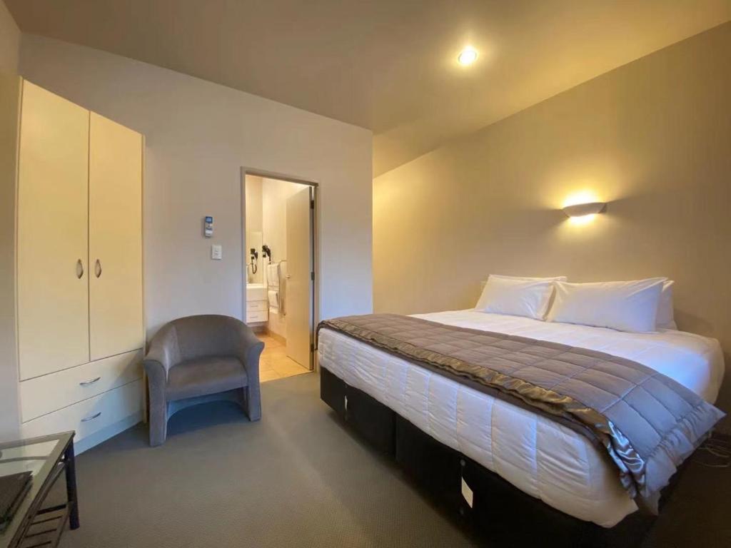 
Queen Studio - Disability Access
