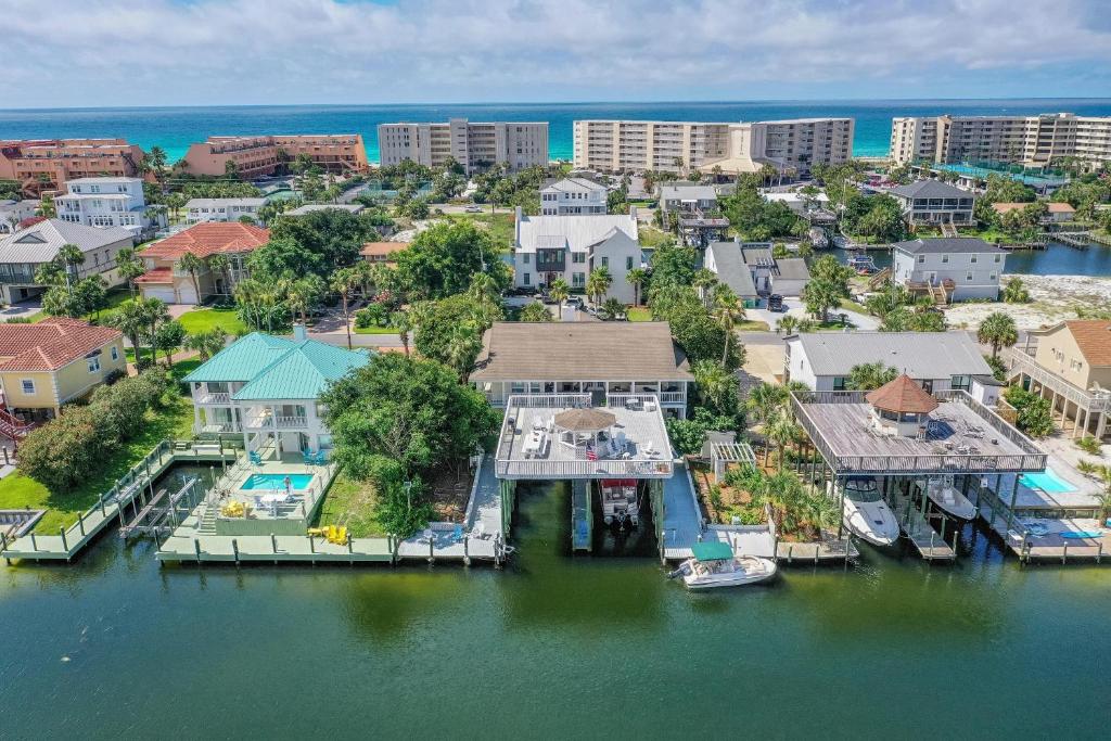 una vista aérea de una casa sobre el agua en Destin-A-tion on the Water, en Destin