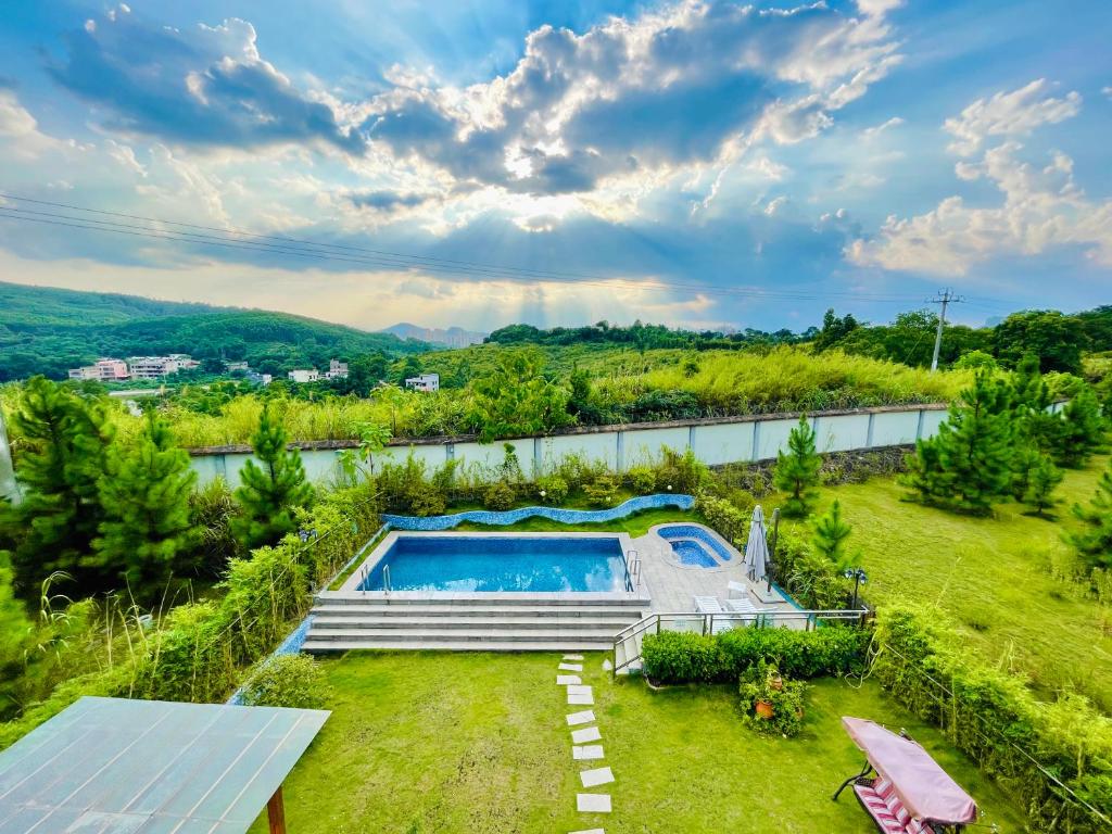 eine Luftansicht auf einen Hinterhof mit einem Pool in der Unterkunft Shaoguan Nanhuasi Jianyi Vacation Villa in Shaoguan