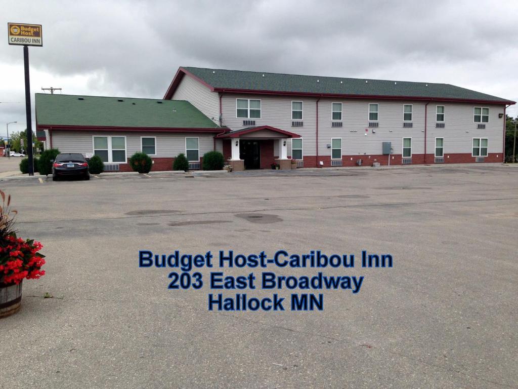 un bâtiment avec un parking en face de celui-ci dans l'établissement Budget Host Caribou Inn, à Hallock