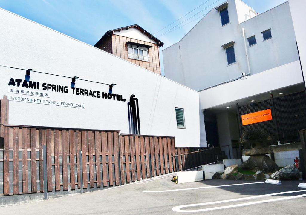 熱海市にあるATAMI SPRING TERRACE HOTELの看板付きの建物