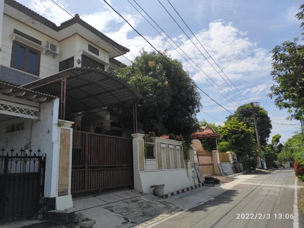 三寶壟的住宿－Kelana 1 Luxury Homestay Semarang, 3 bedrooms，街上有遮阳篷的房子