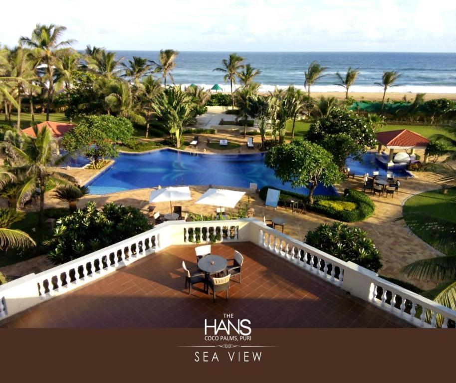 widok z powietrza na ośrodek z basenem w obiekcie The Hans Coco Palms w mieście Puri