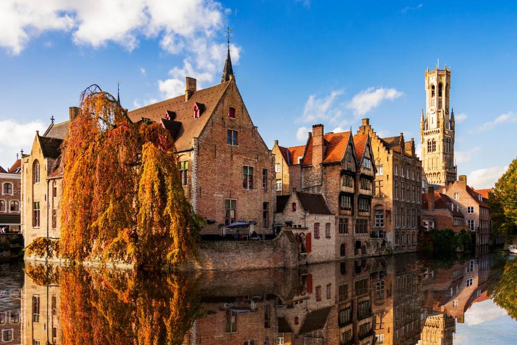 een groep gebouwen naast een rivier bij Relais Bourgondisch Cruyce, A Luxe Worldwide Hotel in Brugge