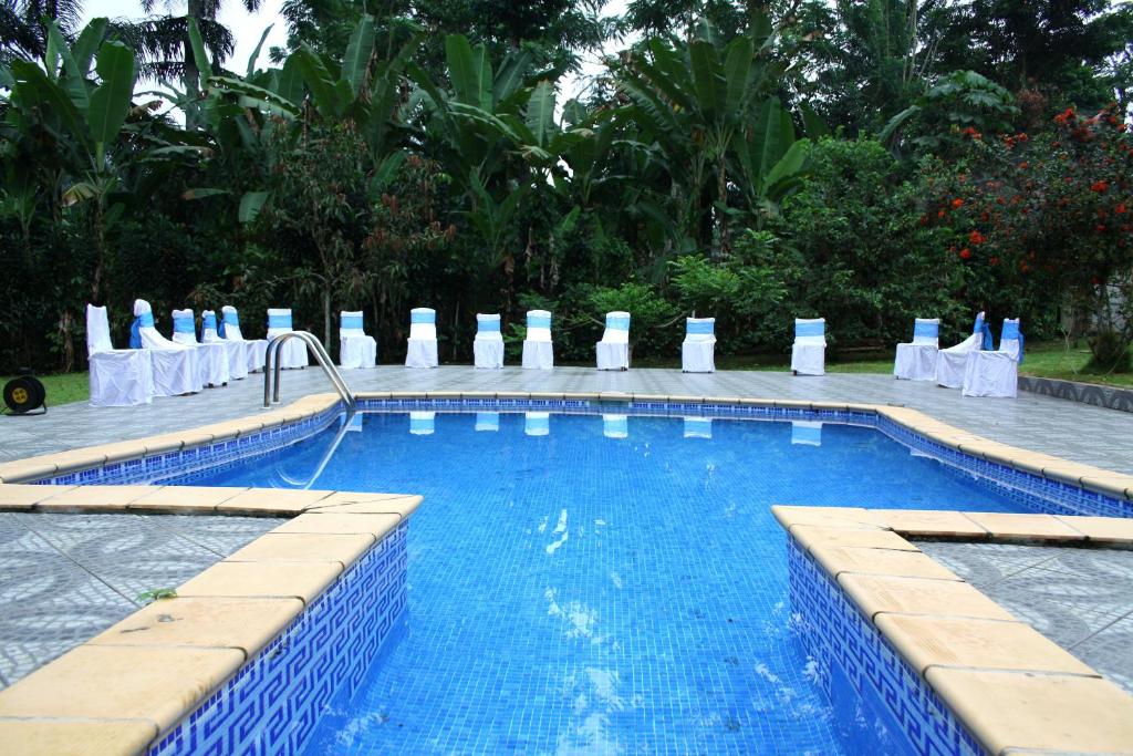 uma grande piscina com água azul num resort em Jardim Botânico ME-ZOCHI em Vila Moura