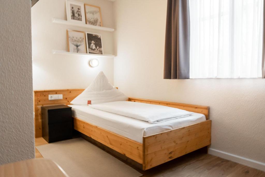 Postel nebo postele na pokoji v ubytování Hotel Beim Schupi Karlsruhe