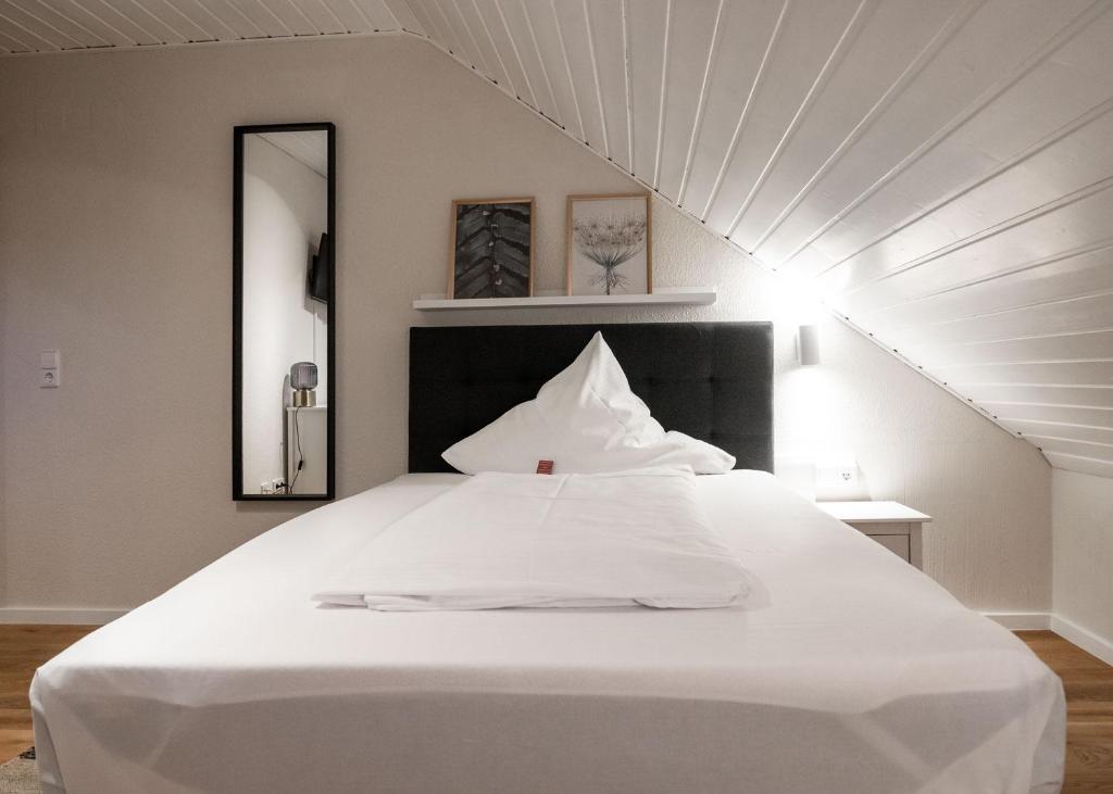 Postel nebo postele na pokoji v ubytování Hotel Beim Schupi Karlsruhe