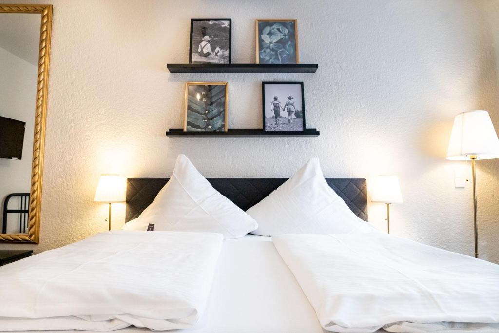 Postel nebo postele na pokoji v ubytování Hotel Beim Schupi Karlsruhe