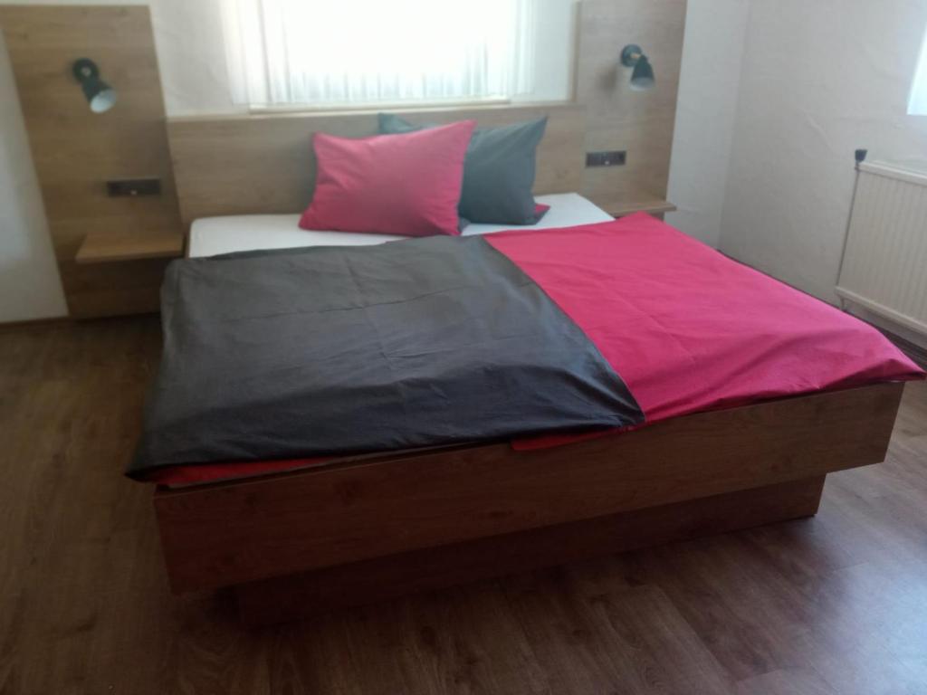Postel nebo postele na pokoji v ubytování Gasthof Zum Löwen