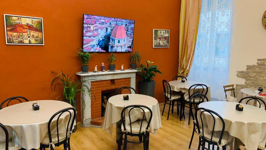 TV a/nebo společenská místnost v ubytování PICCOLO HOTEL Nel Centro Storico di Firenze