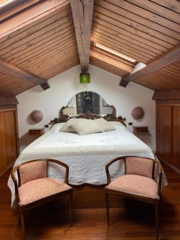 ヴェネツィアにあるCa' Della Carita'のベッドルーム1室(大型ベッド1台、椅子2脚付)