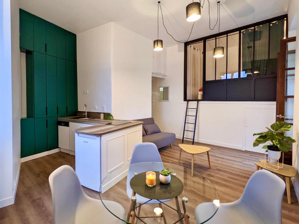 Ruang duduk di Joli appartement de charme rénové en centre ville