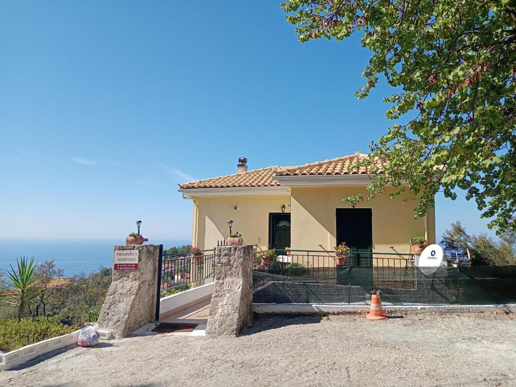Alexandra's Apartment في كالاميتسي: منزل أمامه بوابة