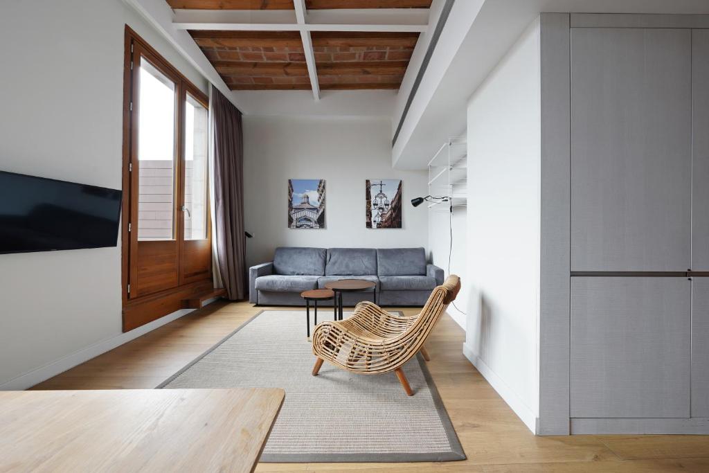 ein Wohnzimmer mit einem Sofa und einem Tisch in der Unterkunft numa I Boqueria Apartments in Barcelona