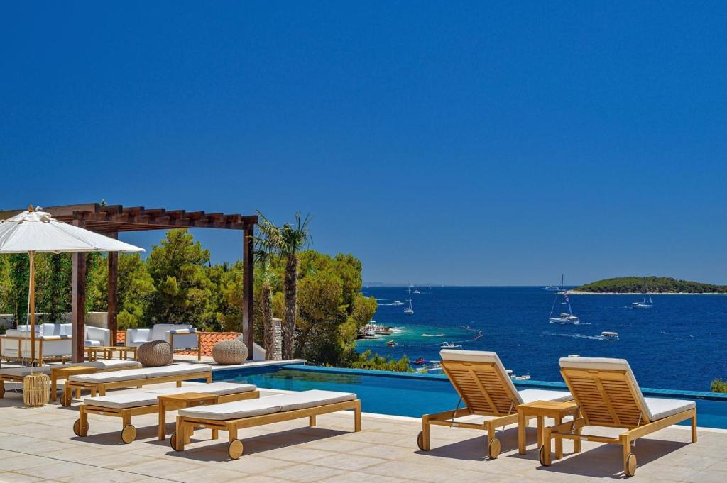 Bazen u ili blizu objekta Luxury Villa Hvar Deluxe Palace 2 with pool at the beach