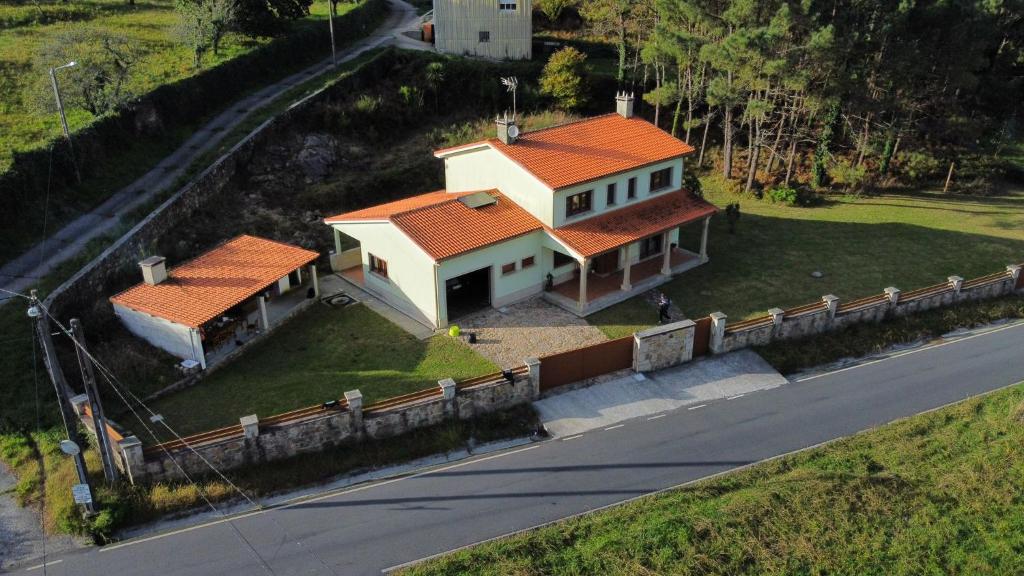 widok z powietrza na dom z pomarańczowym dachem w obiekcie Casanosa w mieście Cee