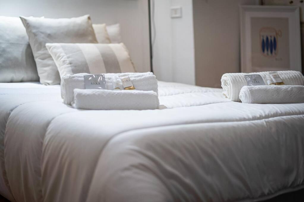 Una cama o camas en una habitación de Appartamento incantevole nel cuore di Roma, Monti