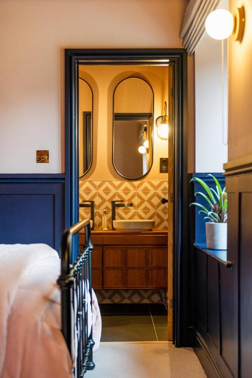 The Queens Chew Magna - Resim 26